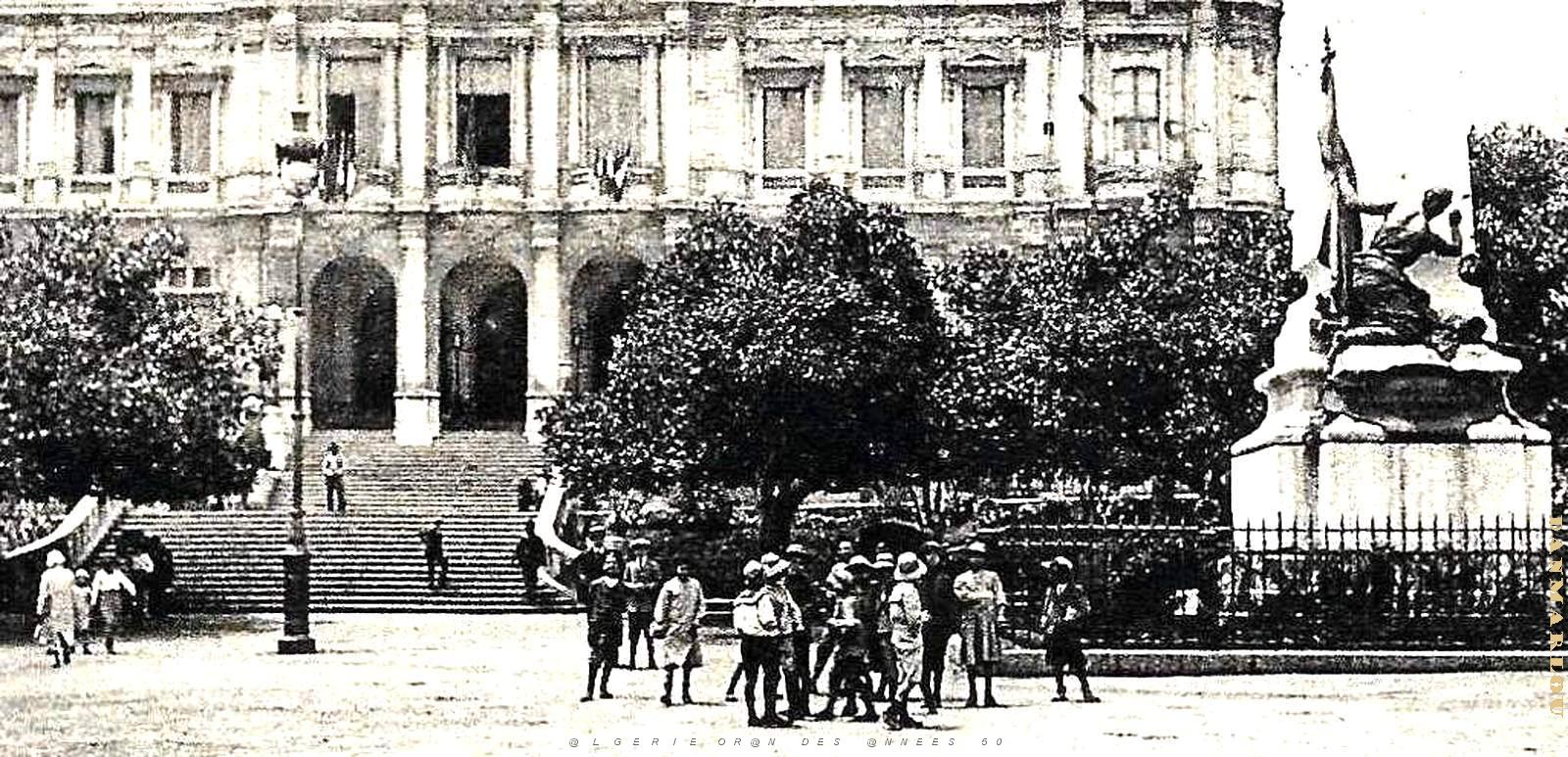 2583- Oran - Place d'Armes - Monument Sidi-Brahim2 - 1915.jpg